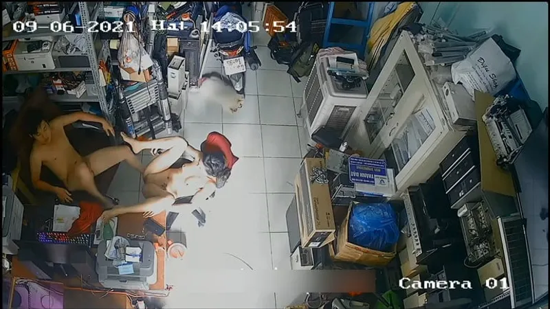 Vợ anh xã phang nhau trong của hàng máy tính